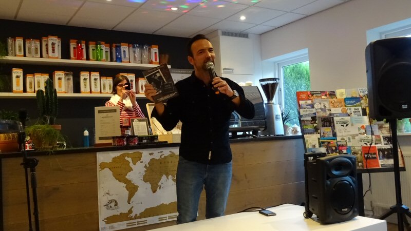 Dj Gerard Ekdom bij boekhandel Plukker