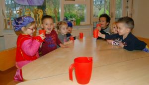 Kinderen SKRS proosten op Kraanwaterdag