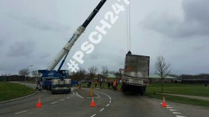 Vrachtwagen geschaard in Warmenhuizen