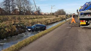Auto rijdt sloot in