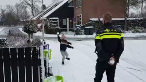 Sneeuwballengevecht met wijkagent