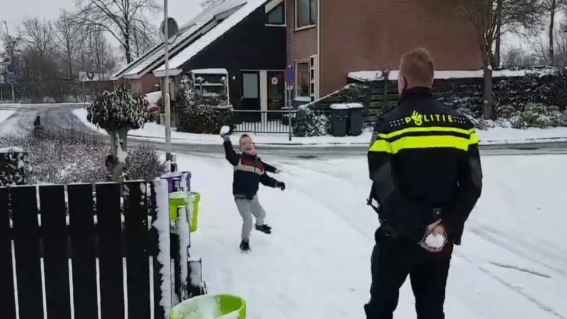 Sneeuwballengevecht met wijkagent