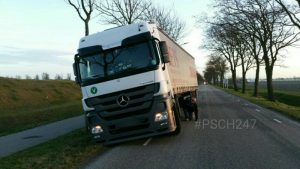 Vrachtwagen vast in berm