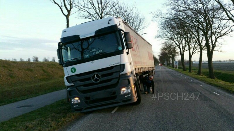 Vrachtwagen vast in berm