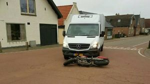 Motorrijder onderuit