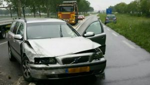 Busje probeert te keren op N245