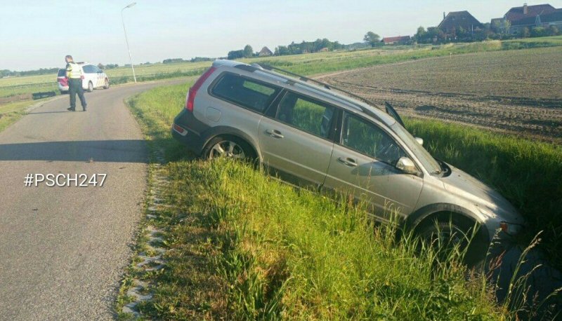 Van de weg door felle zon