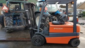 Heftruck in de sloot