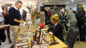 Sonja Barend signeert bij Plukker
