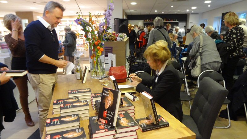 Sonja Barend signeert bij Plukker