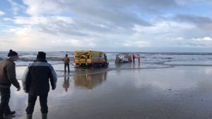 Busje total loss op strand