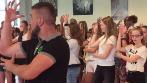 Wethouder bezoekt repetitie musical