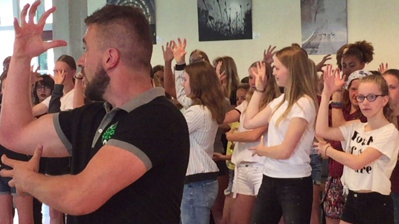 Wethouder bezoekt repetitie musical