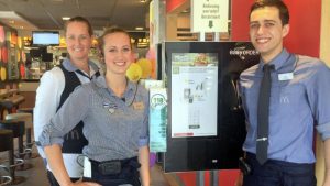 Bediening aan tafel bij McDonald’s Schagen