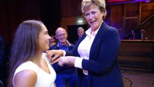 Pleuni Cornelisse ontvangt jeugdlintje