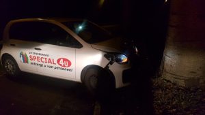 Dronken bestuurder tegen boom