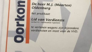 Oorkonde voor VVD lid Maarten Oldenburg