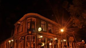Raedthuys en café in andere handen