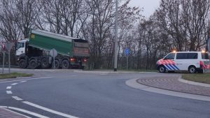 Vrachtwagen strandt op de N248