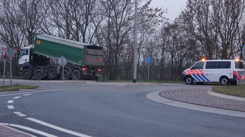 Vrachtwagen strandt op de N248