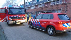 Met hand bekneld in auto