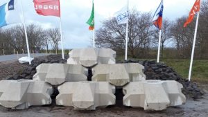 Flinke blokken liggen klaar voor Afsluitdijk
