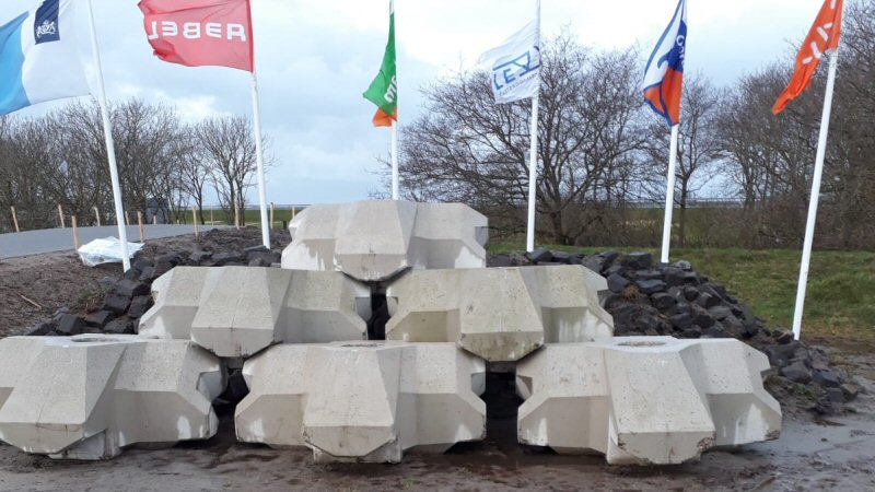Flinke blokken liggen klaar voor Afsluitdijk