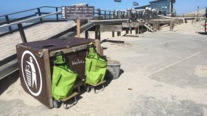 Strandbezoekers ruimen plastic op