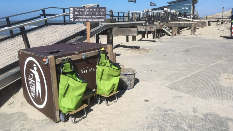 Strandbezoekers ruimen plastic op