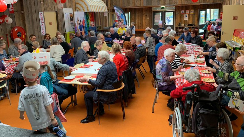Jong bakt pannenkoeken voor oud in Stroet