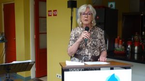 Wethouder Joke Kruit opent expo Bloeiend Zijpe