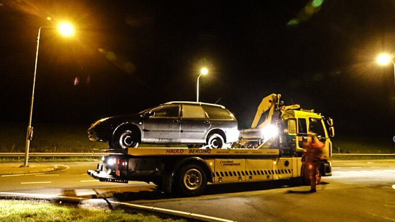 Onverzekerde auto te water bij Westerland