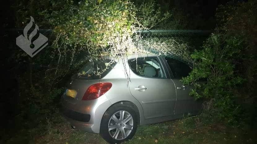 Hekwerk vouwt om auto