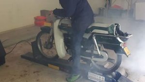 Oldtimer brommer op de rollerbank