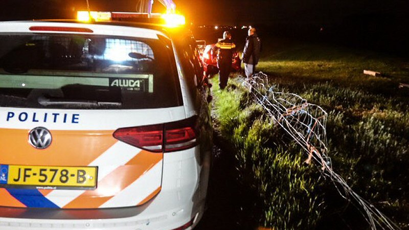 Auto ramt paaltje in ‘t Zand