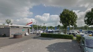 Vrijwilligers bij haven vertrekken