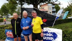 Junior en senior aan start wijkenloop