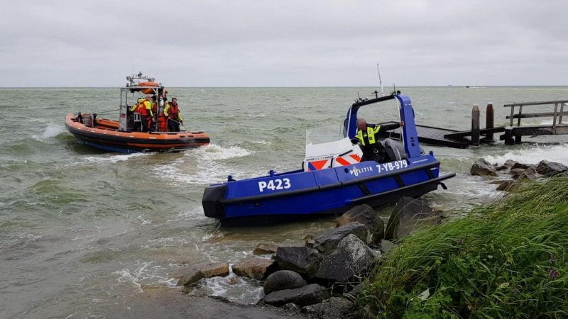 Politieboot in problemen in Wieringerwerf