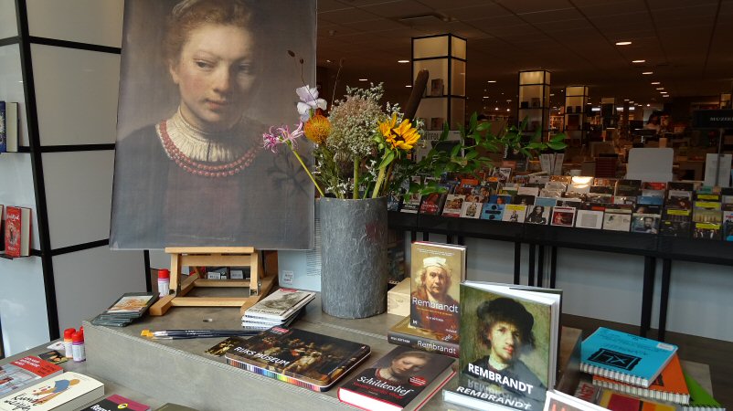 Simone van der Vlugt bij boekhandel Plukker   