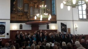 Zes koren brengen Songs of Joy