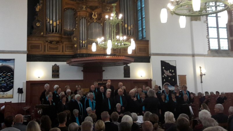 Zes koren brengen Songs of Joy
