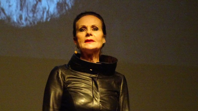 Ans Markus in bomvol Scagon Theater