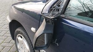 Spiegel van auto getrapt in Tuitjenhorn