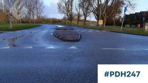 Automobilist ramt zuil en rijdt door