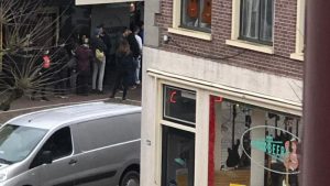In de rij voor een joint