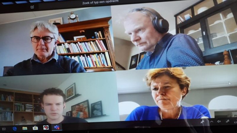 College Schagen vergadert via internet