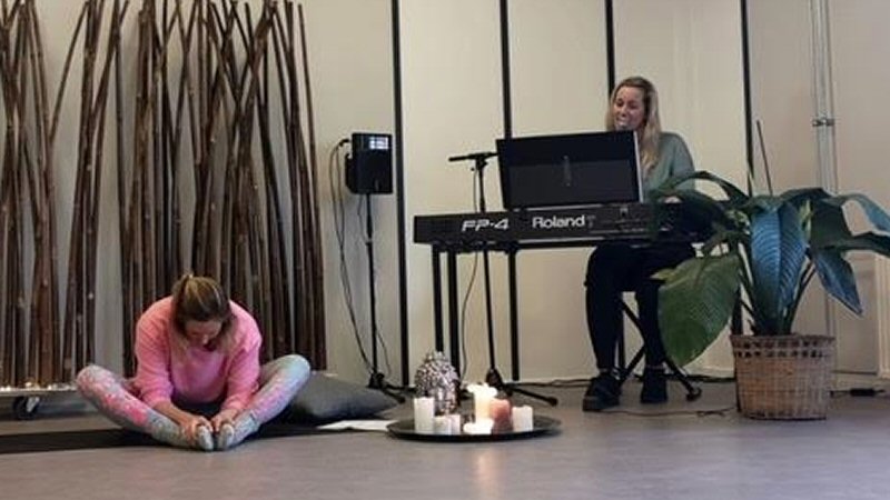 Huiskamer Yogaconcert: 50% voor het Rode Kruis