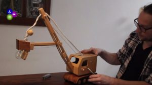 Dennis maakt van speelgoed een lamp