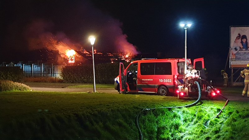 Brand in leegstaande schuur Tuitjenhorn