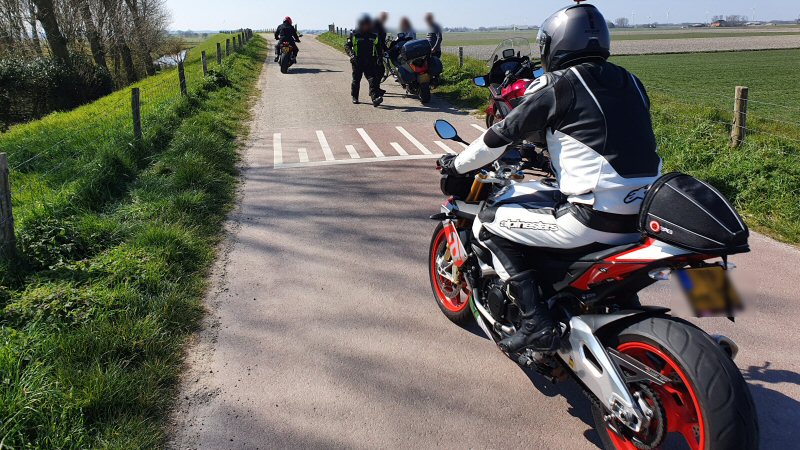 Irritatie door motorrijders op dijk